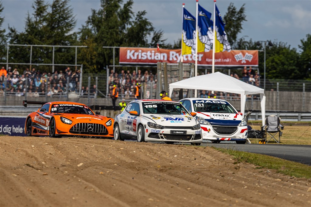 Løbene i MHO Danish Endurance Championship byder på kampe i kampene. Her kæmper Aarhus Tech Racing (#155) mod Mads Madsen Racng (#131), men Kristian Rytter Motorsports Mercedes (#630) nærmer sig.
(Foto: Grippo)